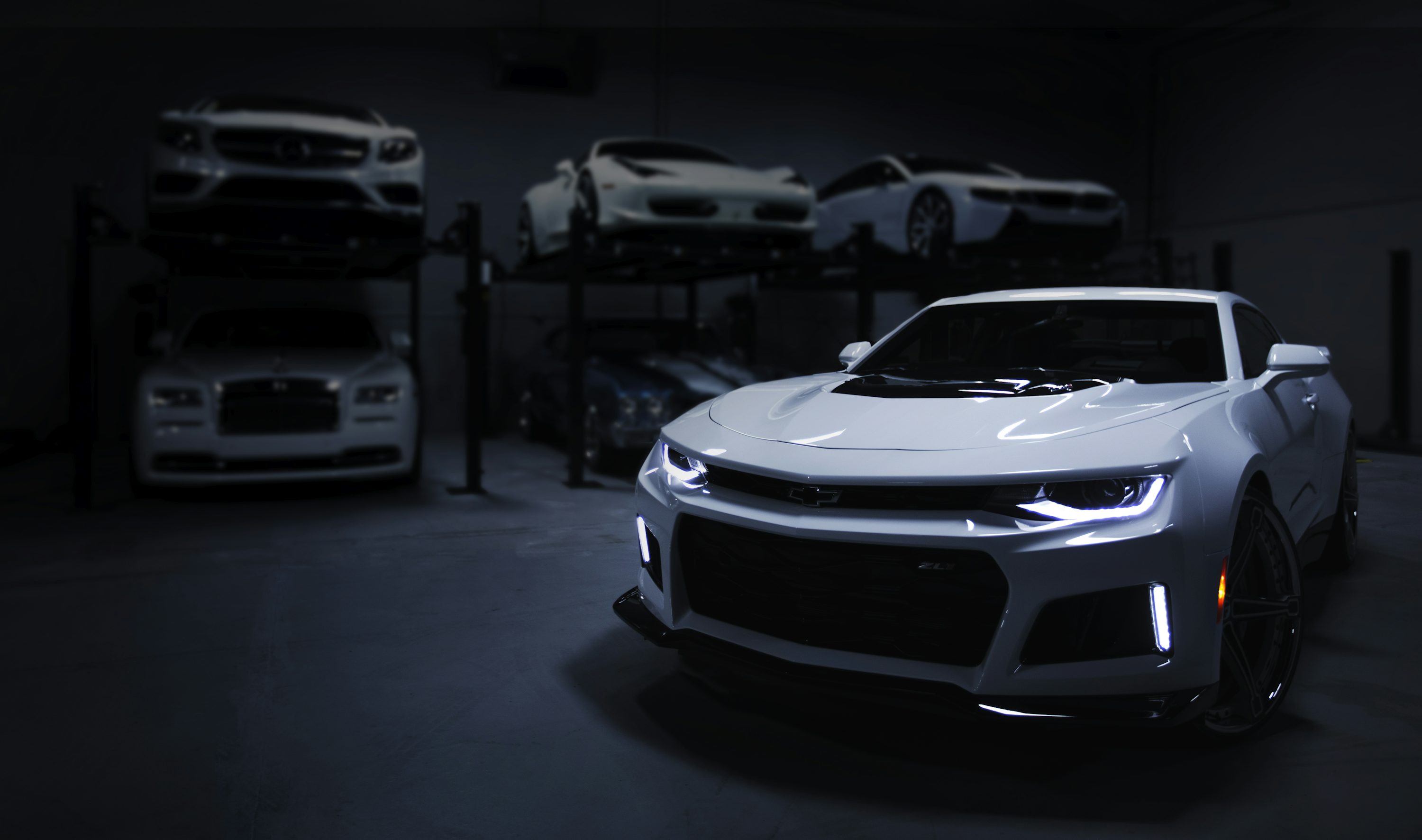 Современный автомобиль на улице